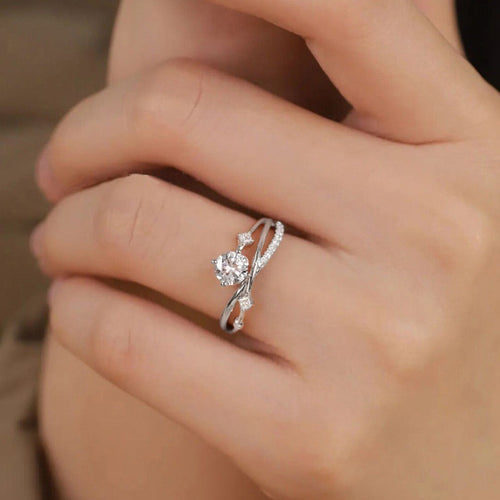 ✨ Glänzendes Flüstern: Zierlicher, gedrehter Halo-Diamant-Jubiläumsring