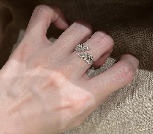 Brillanz in der Natur: Verstellbarer offener Ring mit Diamanten im Marquis-Schliff in Traubenform
