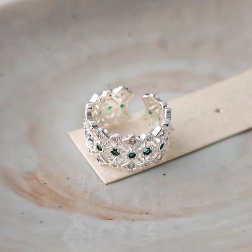 Französischer Vintage: Luxuriöser smaragdgrüner Ring mit Cutout-Spitze