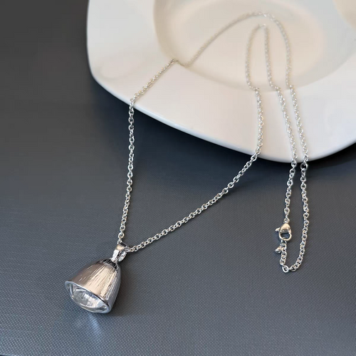 Der Lichtfänger: Minimalistische strukturierte Tulpenknospen-Kristallkette für Damen